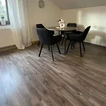 St-apartments Charming 3 - Helles Dachgeschoss-studio Mit Doppelbett Oder Zwei Einzelbetten - Schoenem Ausblick In Ruhiger Lage Und Parkplaetzen Direkt Vor Dem Haus غايزلينغن آن در اشتايغه