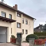 St-apartments Charming 3 - Helles Dachgeschoss-studio Mit Doppelbett Oder Zwei Einzelbetten - Schoenem Ausblick In Ruhiger Lage Und Parkplaetzen Direkt Vor Dem Haus * غايزلينغن آن در اشتايغه
