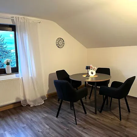 St-apartments Charming 3 - Helles Dachgeschoss-studio Mit Doppelbett Oder Zwei Einzelbetten - Schoenem Ausblick In Ruhiger Lage Und Parkplaetzen Direkt Vor Dem Haus شقة غايزلينغن آن در اشتايغه